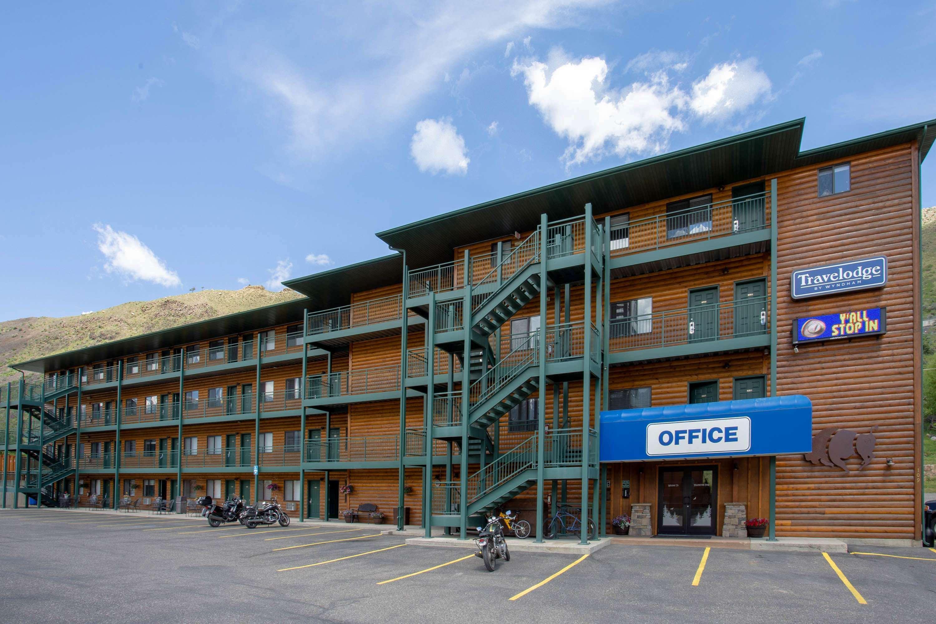 Travelodge By Wyndham Gardiner Yellowstone Park North Entr Exterior photo