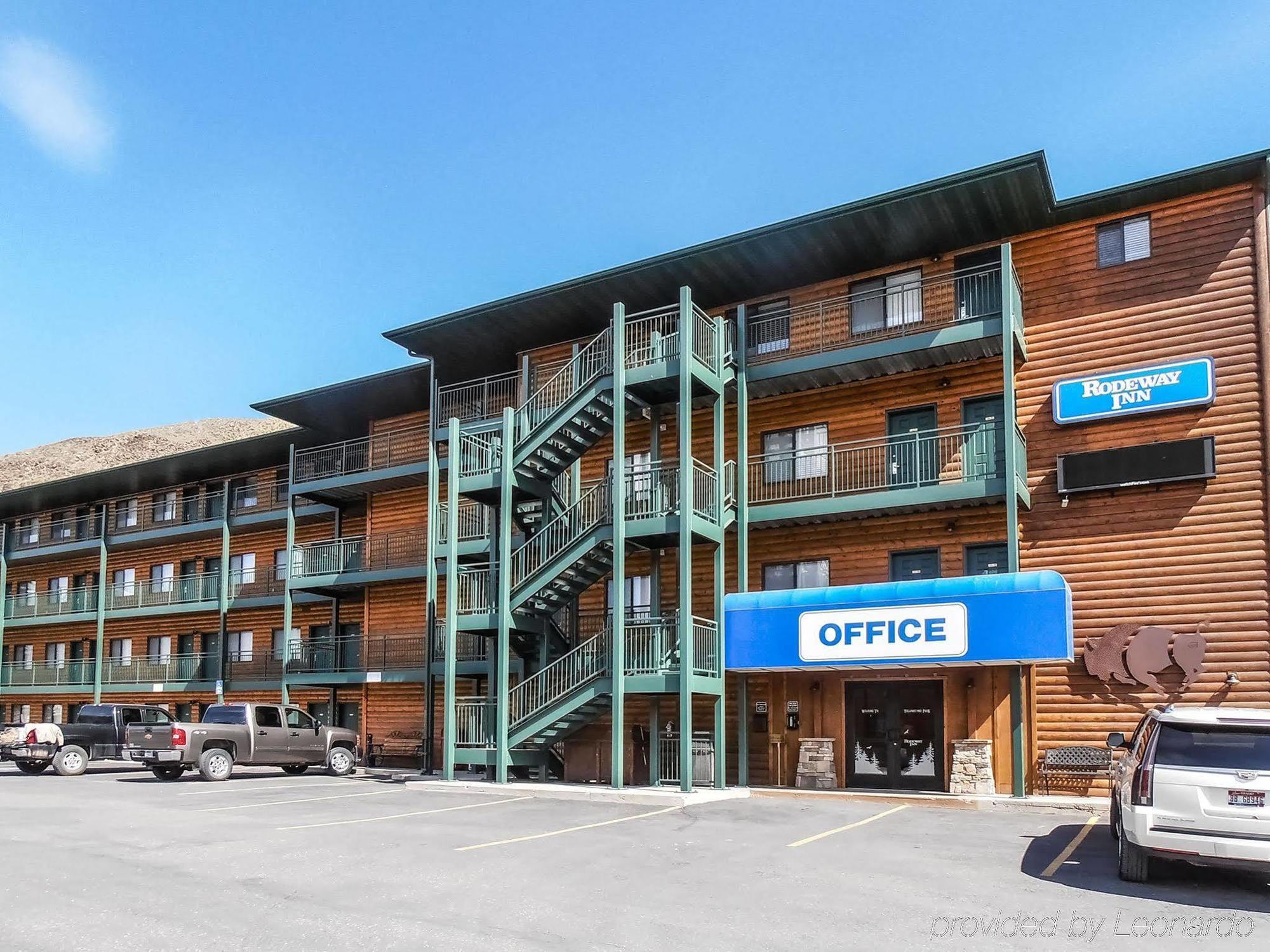 Travelodge By Wyndham Gardiner Yellowstone Park North Entr Exterior photo